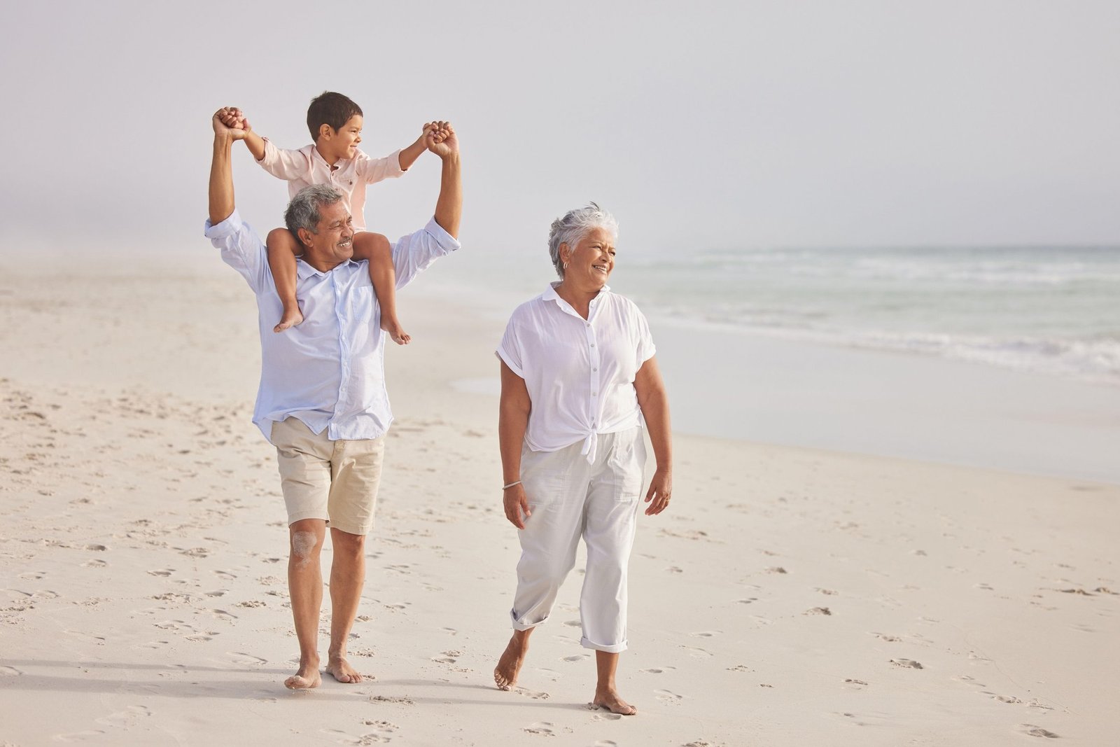 img-casal-aposentados-netos-praia-aposentadoria-familia